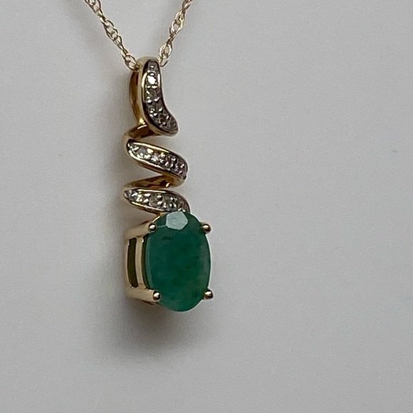 10K Yellow Gold Oval Shape Natural Emerald and Diamond Pendant and Chain NEW - Picture 6 of 9